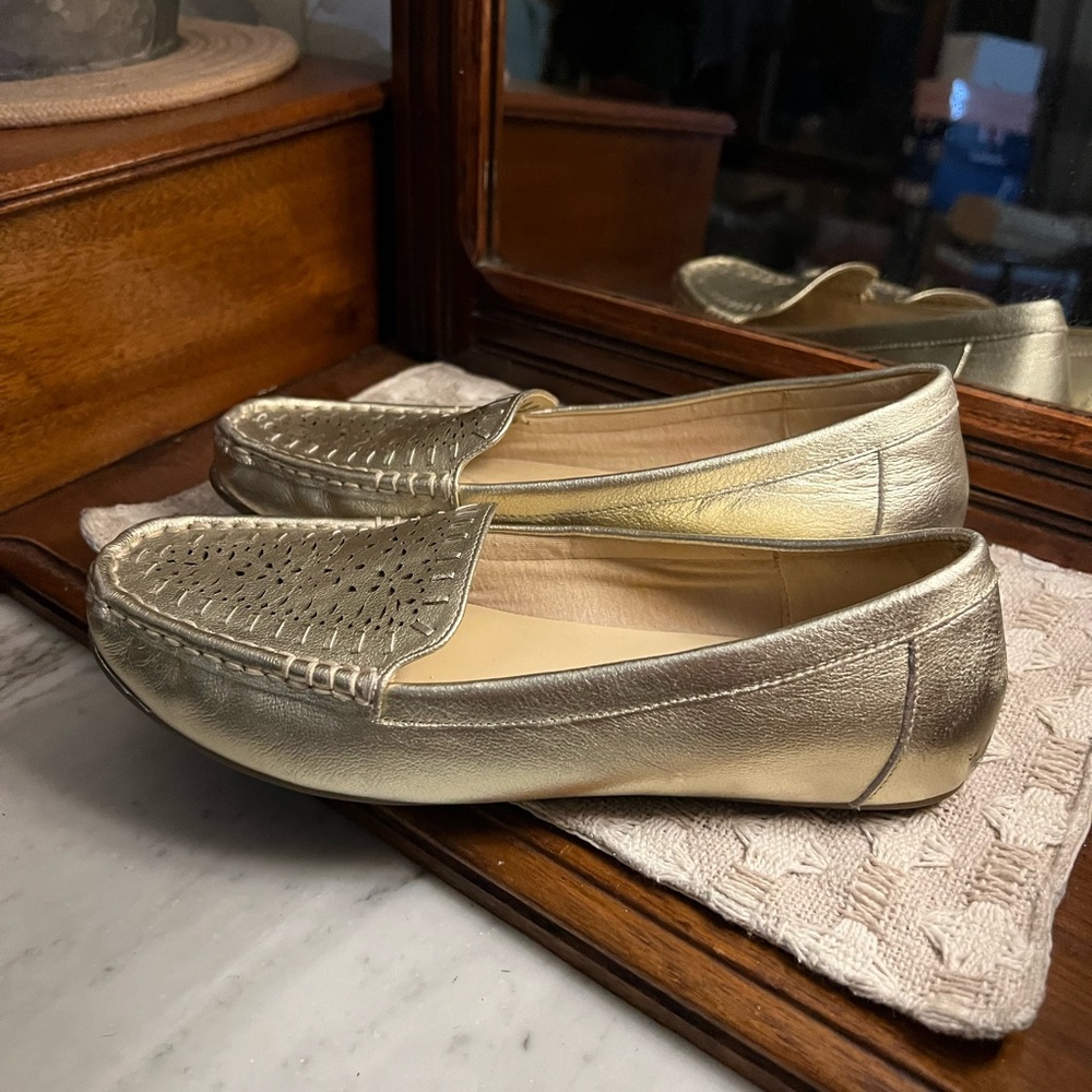 ISAAC MIZRAHI LIVE! Classic Metallic Gold Laser Cut Moccasins Women's Size 8 GUC - Picture 4 of 8